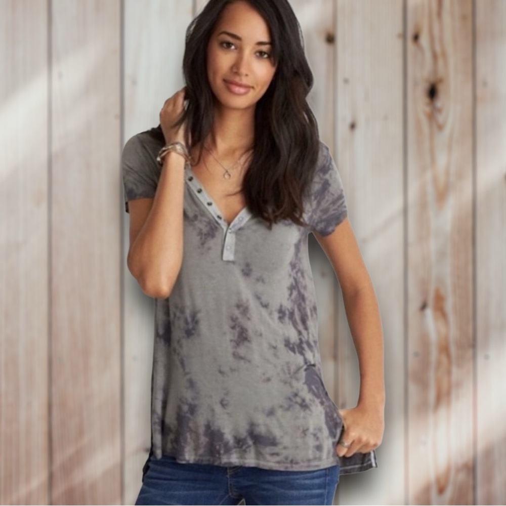 ✨ American Eagle AEO Soft & Sexy V-Neck Button Cut Out Tie-Dye Top